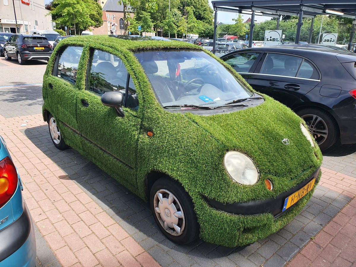ToezichtWijchen's tweet photo. Deze bijzondere auto zagen we in het centrum van #Wijchen. Wel handig zo'n auto die je niet hoeft te wassen. 😉
Parkeerschijf op de juiste wijze ingesteld en goed zichtbaar achter de voorruit. 👍 #blauwezone https://t.co/FH2JTUiLJj