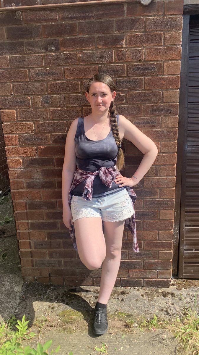 LionessMamaJo's tweet photo. Super hot today so the legs got to see the light of day (I NEVER get my legs out hence why theyโre so white) #feelinghothothot #whitelegs #keephydrated https://t.co/3TIMZN9oNL