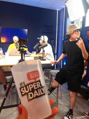 ElsaMigot's tweet photo. Ce 16 juin, c'était la 800ème du #Podcast #SUPERDAILY de l'agence @supernatifs ! 🎉
Et c'était la folie !
@Memesdelyon1, MX Lyon ou encore @GambettaTv étaient au micro pour fêter ça 🤟
Un plaisir de se retrouver dans vos chouettes locaux pour l'occasion. https://t.co/JOe4bVhcuj