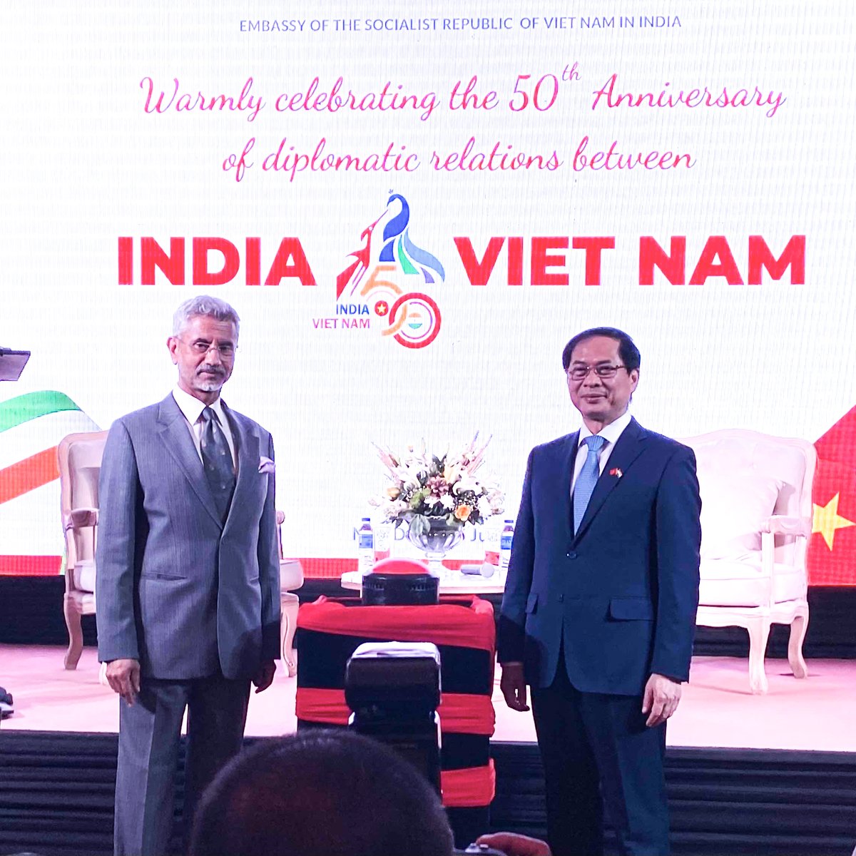 DPMBuiThanhSon's tweet photo. I’m honoured to commemorate the Golden Jubilee of 🇻🇳🇮🇳 Diplomatic Relations with FM @DrSJaishankar  in New Delhi. We are proud of 🇻🇳🇮🇳 traditional friendship and fully confident that our Comprehensive Strategic Partnership will continue to blossom in the next 50 years and beyond! https://t.co/7dx0PqcHHm