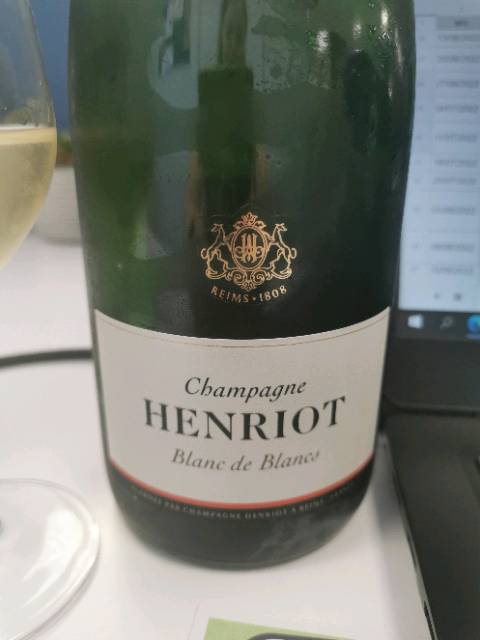 Fresh apple, Grapefruit and a saline quality. Refreshin…. Wine from Henriot via Vivino: vivino.com/users/steph.ar…