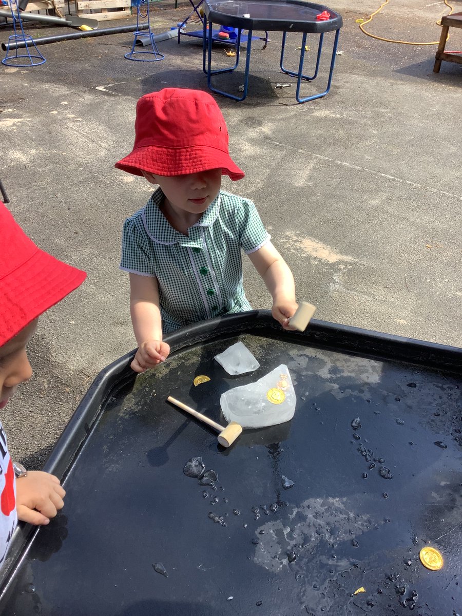 SiggsCEPrimary's tweet photo. Hedgehogs had a big surprise when we found that some of our treasure had been frozen into blocks of ice! Lots of discussion about how we could get it out,what could we use and how ice melts.
Big thank you to @hornseaschool for the safety goggles. They were a big hit. #siggscience https://t.co/kHNuuCIBBQ