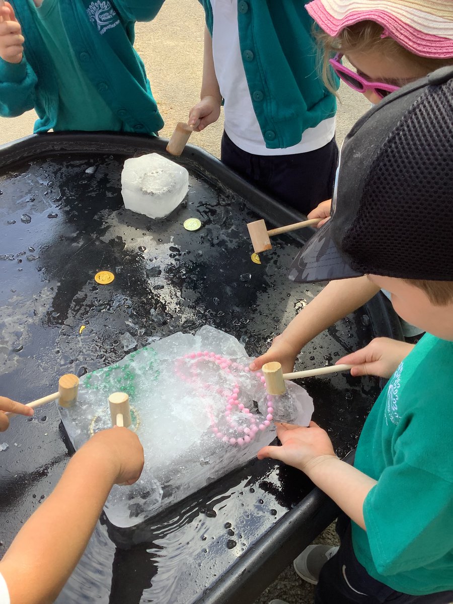 SiggsCEPrimary's tweet photo. Hedgehogs had a big surprise when we found that some of our treasure had been frozen into blocks of ice! Lots of discussion about how we could get it out,what could we use and how ice melts.
Big thank you to @hornseaschool for the safety goggles. They were a big hit. #siggscience https://t.co/kHNuuCIBBQ