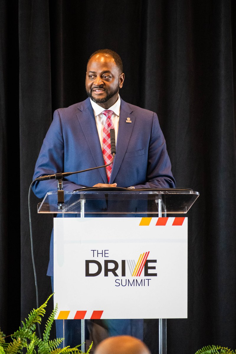 Hunt_Institute's tweet photo. 🧵 Now, DRIVE Task Force Chair @DrAntGraham of @WSSURAMS gives an introduction of the DRIVE Action Plan before attendees hear from practitioners on best practices aligned to the plan! #DRIVESummit @NCBCE @NC_Governor 

https://t.co/tjfNFcOLFY https://t.co/HqUs5dcaBf