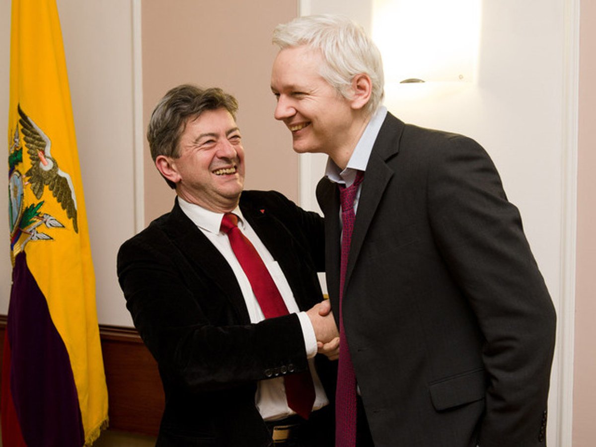 FonsiLoaiza's tweet photo. Promesa de Jean-Luc Mélenchon a 2 días de las elecciones en Francia: "Si soy primer ministro, lo primero que haré será dar la nacionalidad a Julian Assange. Le daremos asilo político y será condecorado” https://t.co/Ower6PbjEf