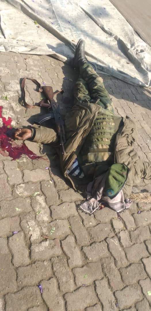 NgwabidjeAct's tweet photo. Un vrai hero lieutenant KABUNGULU ZAKITOKA John
Son corps est rapatrié sur le sol de ses aïeux. Un vrai soldat.
Message fort aux 2 pays
RDC🇨🇩 x Rwanda 🇷🇼 
Votre commentaire sur ce soldat SVP⬇️

#RwandaIsKiling 
@SORAZIZ @central_sage @LutumbaP @DorlTerre @danielmwananteb @OvoOsha https://t.co/poVtJdmGrz