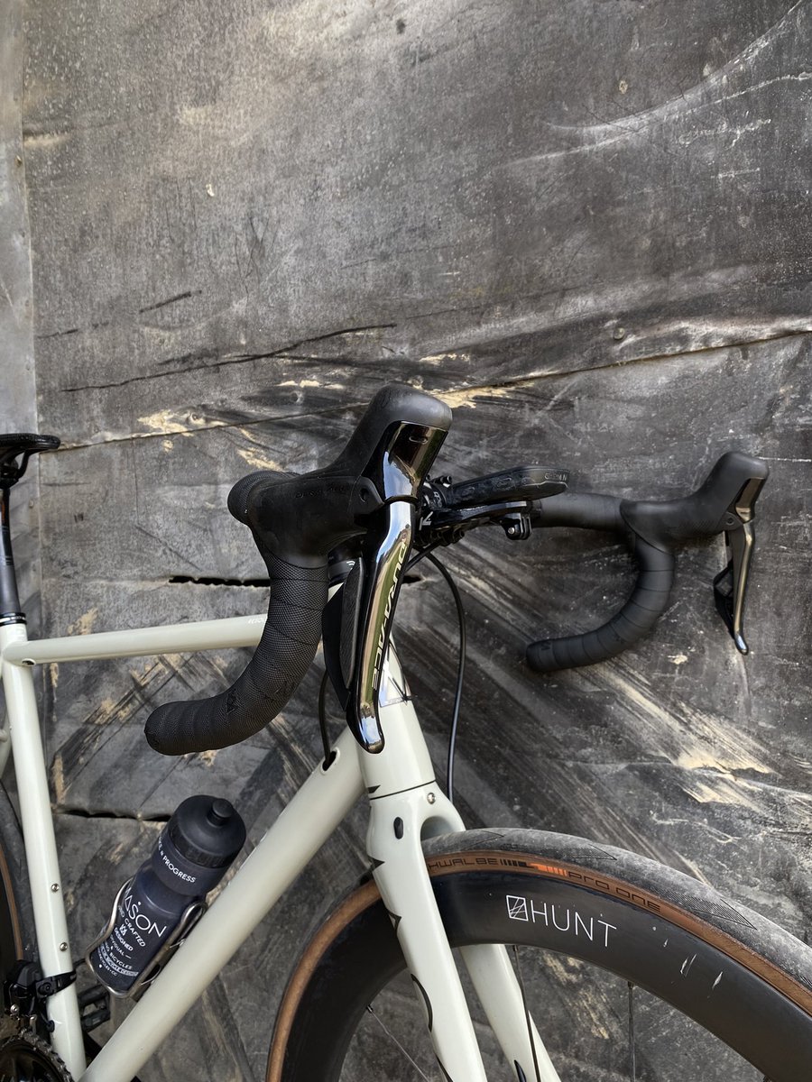 MASON_Cycles's tweet photo. We have ONE, very hard to source, DuraAce Di2 groupset available!

Ready to build a MASON AspectTi, Resolution, Definition, or new SLR.

Contact us if you would like to be the owner of an extremely special MASON bicycle!
.
#MasonResolution DuraAce Di2 shown.
. https://t.co/8yneMZcZxu