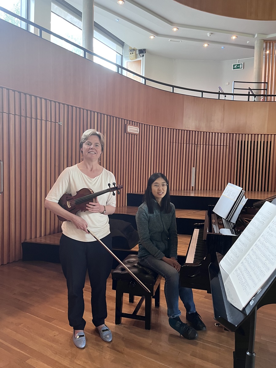 KEHSBham's tweet photo. A wonderful moment of collaboration: KEHS Principal 
@KMalaise, who was a @BBCYoungMus prizewinner in 1990, played with Old Edwardian Lauren Zhang, who was the @BBCYoungMus winner in 2018, on stage 
@RuddockPAC during Lauren's recent visit from 
@Harvard. 2/2 https://t.co/eOexEcFspP