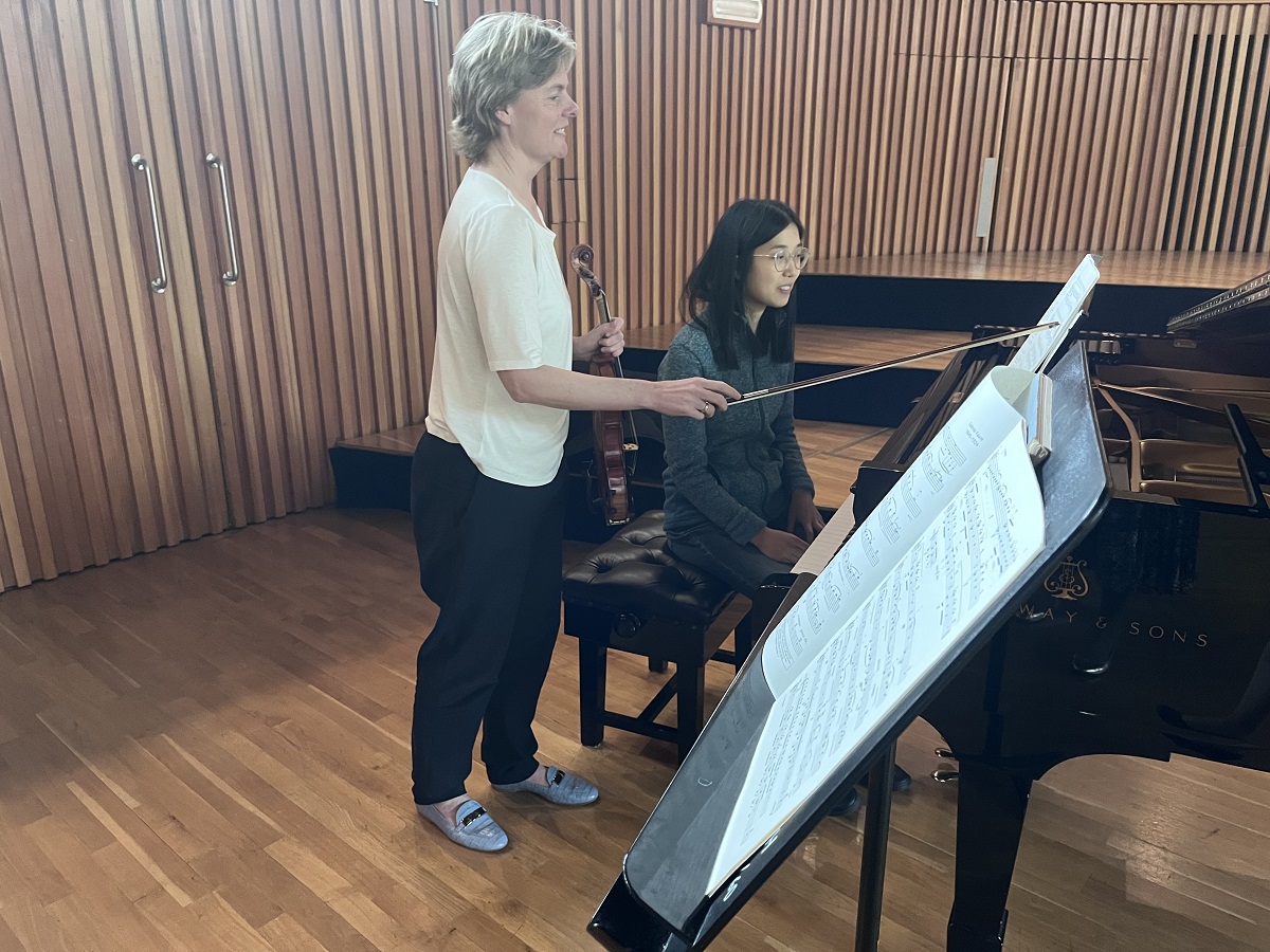 A wonderful moment of collaboration: KEHS Principal 
<a href="/KMalaise/">Kirsty von Malaise</a>, who was a <a href="/BBCYoungMus/">BBC Young Musician</a> prizewinner in 1990, played with Old Edwardian Lauren Zhang, who was the <a href="/BBCYoungMus/">BBC Young Musician</a> winner in 2018, on stage 
<a href="/RuddockPAC/">Ruddock PAC</a> during Lauren's recent visit from 
<a href="/Harvard/">Harvard University</a>. 2/2