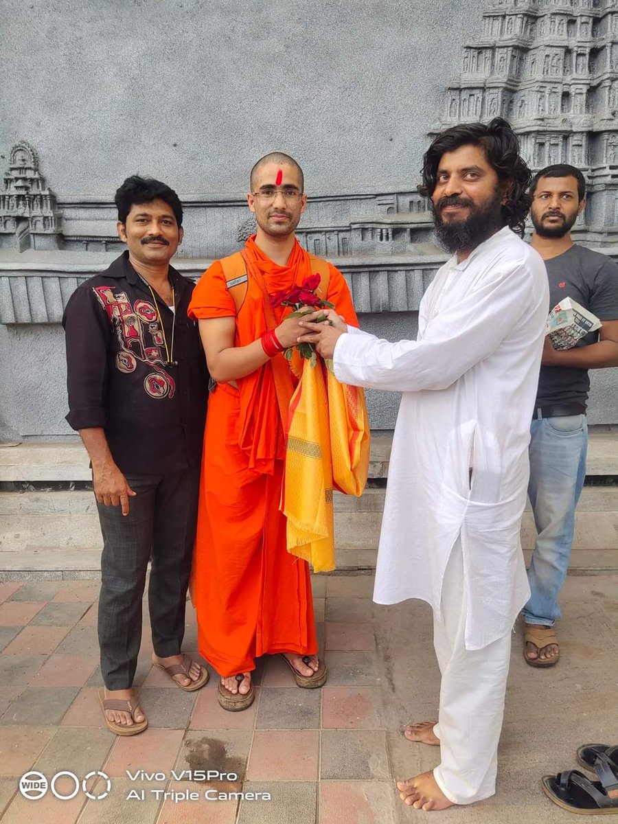 bst_arya's tweet photo. #IDY2022
#भगवान_हनुमान जी के जन्म स्थान अंजनी पहाड़ #किष्किंधा #हम्पी_कर्नाटक में आयोजित 8 वे अंतर्राष्ट्रीय योग दिवस समारोह में, मार्गदर्शन करने हेतु पतंजलि योगपीठ हरिद्वार से #पूज्य_स्वामी_हनुमान_देव_जी आज होसपेट पहुंचे @swabhimani1 @UshaBhagat16 @yogrishiramdev @rakesh_bstpyp https://t.co/jBSCGcfVlI