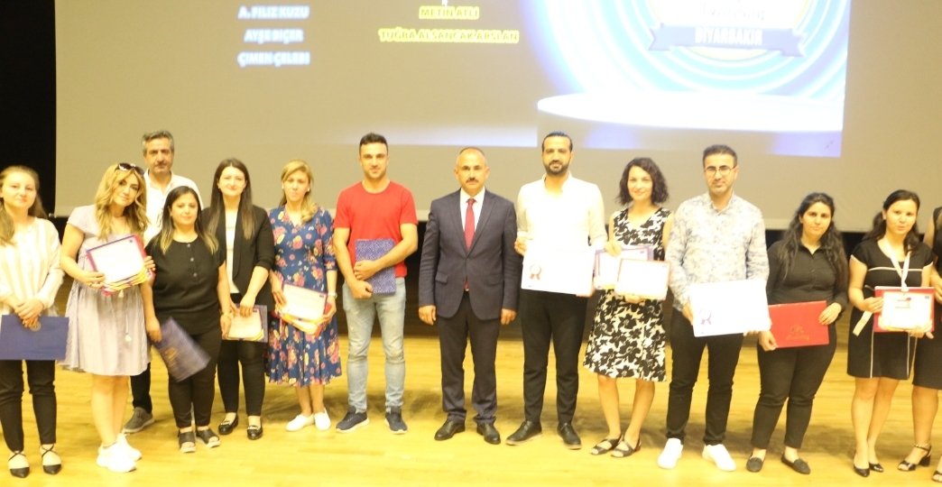 HalideEdipAna's tweet photo. 12 öğretmenimizin 21 kalite etiketi aldığı e twininig ödülümüzü İl milli eğitim müdürümüz sn:@Murat4Kucukali elinden aldık. Okulumuza Avrupa Kalite Etiketi kazandırmanın haklı gururunu yaşıyoruz🇹🇷🇪🇺 @Mehmet_Bulut21 @aliihsansu_ @tcmeb @BaglarMEM21 @tretwinning @MahsuniYILDIRIM https://t.co/8hdfSMZQzc