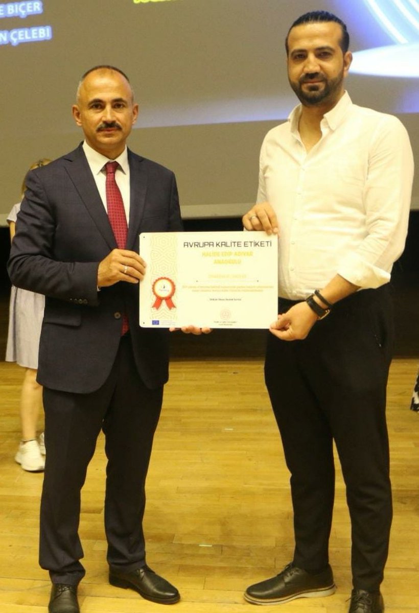 HalideEdipAna's tweet photo. 12 öğretmenimizin 21 kalite etiketi aldığı e twininig ödülümüzü İl milli eğitim müdürümüz sn:@Murat4Kucukali elinden aldık. Okulumuza Avrupa Kalite Etiketi kazandırmanın haklı gururunu yaşıyoruz🇹🇷🇪🇺 @Mehmet_Bulut21 @aliihsansu_ @tcmeb @BaglarMEM21 @tretwinning @MahsuniYILDIRIM https://t.co/8hdfSMZQzc