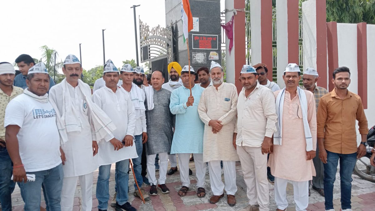 AAPHRSAFIDON's tweet photo. आज सफीदों विधानसभा से आम आदमी पार्टी के चेयरपर्सन कैंडिडेट सुनीता सैनि के रोड शो में सभी पार्टी कार्यकर्ताओं ने लोगों से वोट की अपील की इस मौके पर जिलाध्यक्ष लाभ सिंह , सुभाष गांगुली आप, सतीश पेंटर सोशल मीडिया ,योगी हलका सचिव,पार्टी प्रवक्ता हीरानंद शर्मा,बलराज धडोली

#सतीश पेंटर https://t.co/Pi56dy5EC4