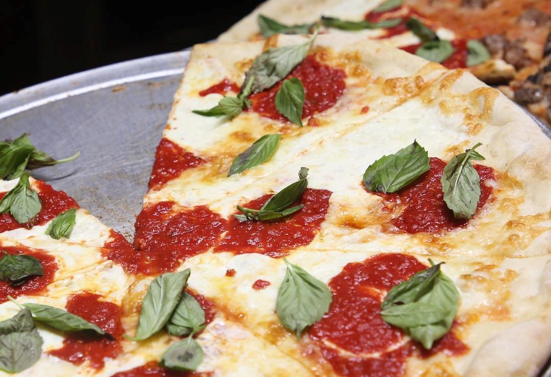 No need to stress about dinner, Order Online! 🙂🖱️🖥️
.
.
Order on Slice: 1l.ink/4DK2BGC
.
#fresh #pizza #grabaslice #tomatobasil #slice #square #madeinnewyorkpizza #NYEats #PizzaTime #NYPizza