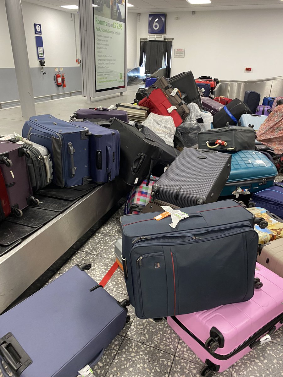155p's tweet photo. @ShashanaBrown more pics. Home now. My luggage is damaged. Desk to complain empty https://t.co/vZBTH1hUaP