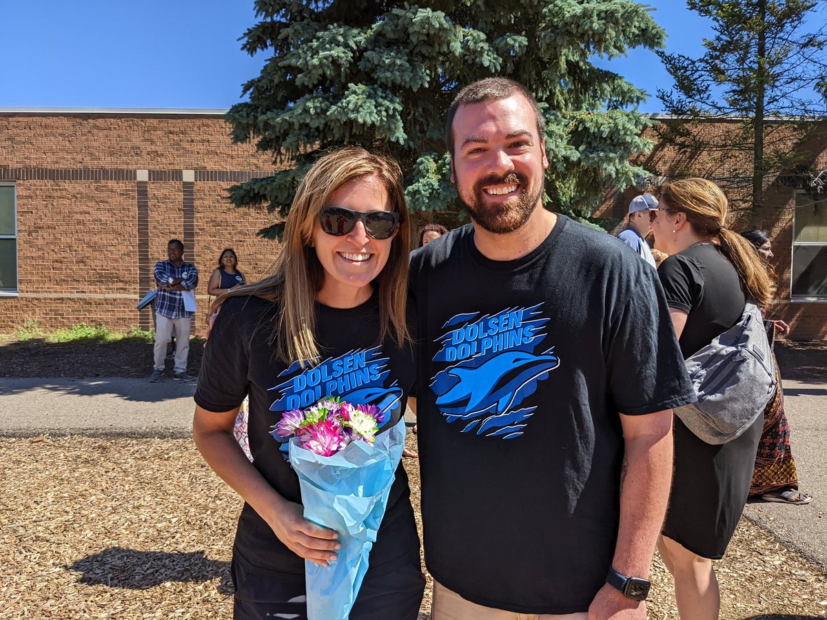Clapping out our 5th graders one final time here at Dolsen! 💙🐬