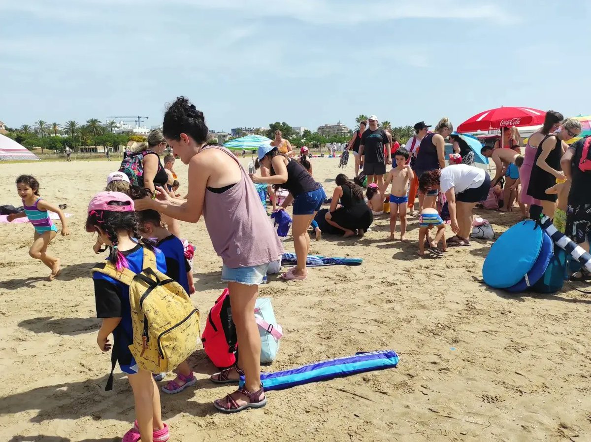 OmsidePrat's tweet image. Hem passat un dia molt divertit a la platja de Vilanova. Gràcies famílies!!! 
#platja #juntscompartim #finaldecurs
#familia-escola