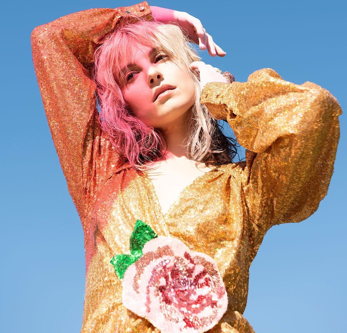 Hayley Williams included I’m With You by Avril Lavigne on the latest episode, “Video Star” of her podcast, “Everything is Emo”.

“If it weren’t for Avril Lavigne’s career I highly doubt that labels would’ve given Paramore a chance, Avril really did paved a way..”