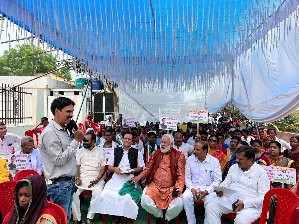 आज केन्द्र सरकार के तानाशाही रवैये एवं ईडी के विरोध में जिला कांग्रेस कमेटी अंबिकापुर द्वारा
*एक दिवसीय विशाल रैली एवं धरना प्रदर्शन*
आयोजित किया गया एवं राष्ट्रपति के नाम सरगुजा कलेक्टर को ज्ञापन  सौंपा गया |