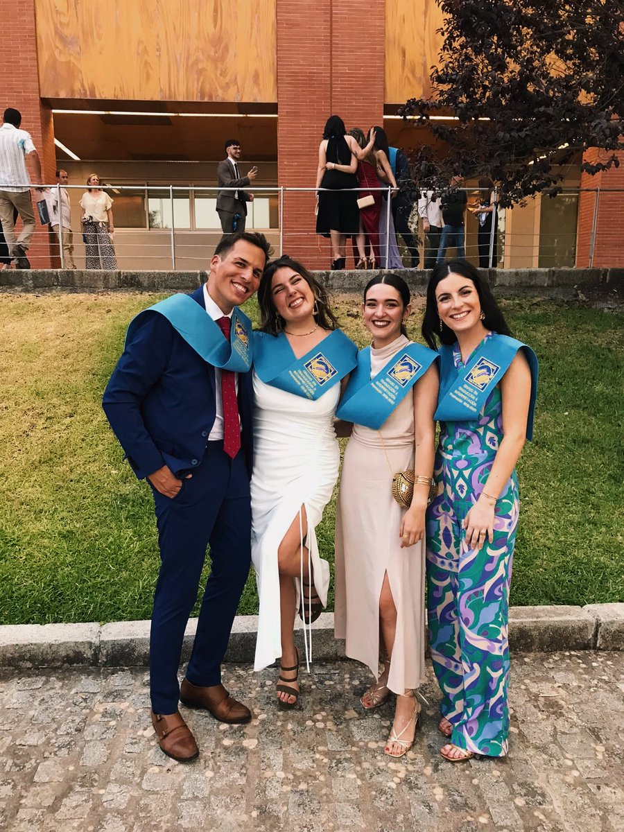 Palacioswtf's tweet photo. Los amigos de la facultad te salvan un poco la carrera y otro poco la vida 🎓♥️ https://t.co/aX80SSGJUd
