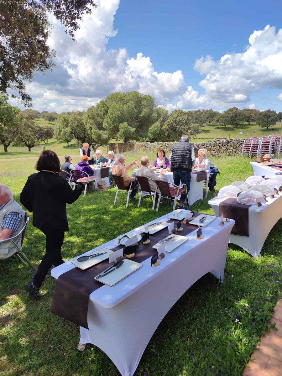 La jefa cortando y sirviendo un plato de buen jamón en un paraje increíble 
#SierradeMonfragüe #jamonesyembutidos