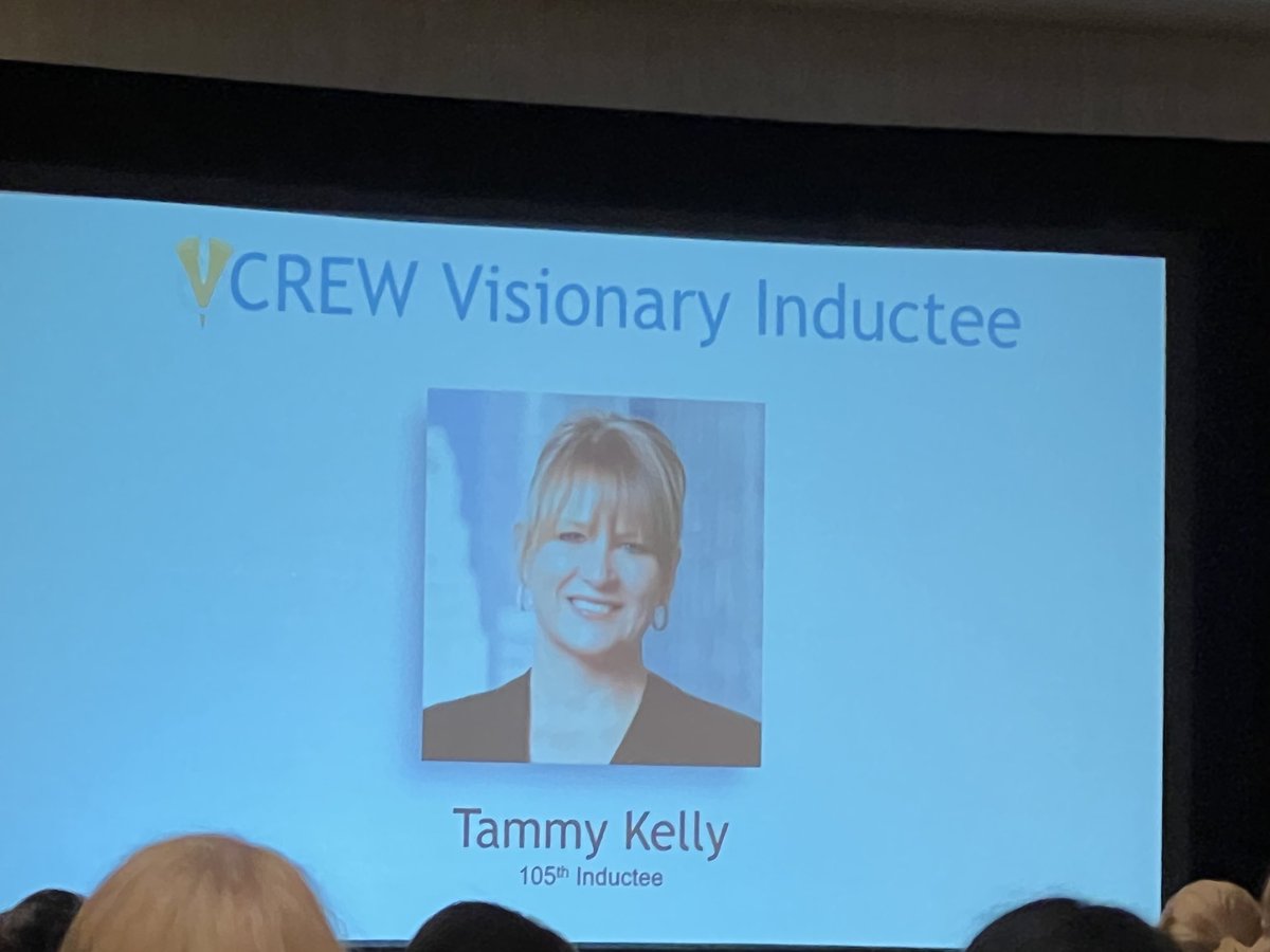 tracy_treger's tweet photo. Extraordinarily proud of ⁦@CREW_Chicago⁩ President ⁦@TamKelly15⁩ for becoming a #CREW Visionary, recognizing her unwavering support of ⁦@crewfoundation⁩ to advance the power &amp; success of women in #CRE ⁦@CREW_Network⁩ #CREWSummit22 https://t.co/5meYWhmel6