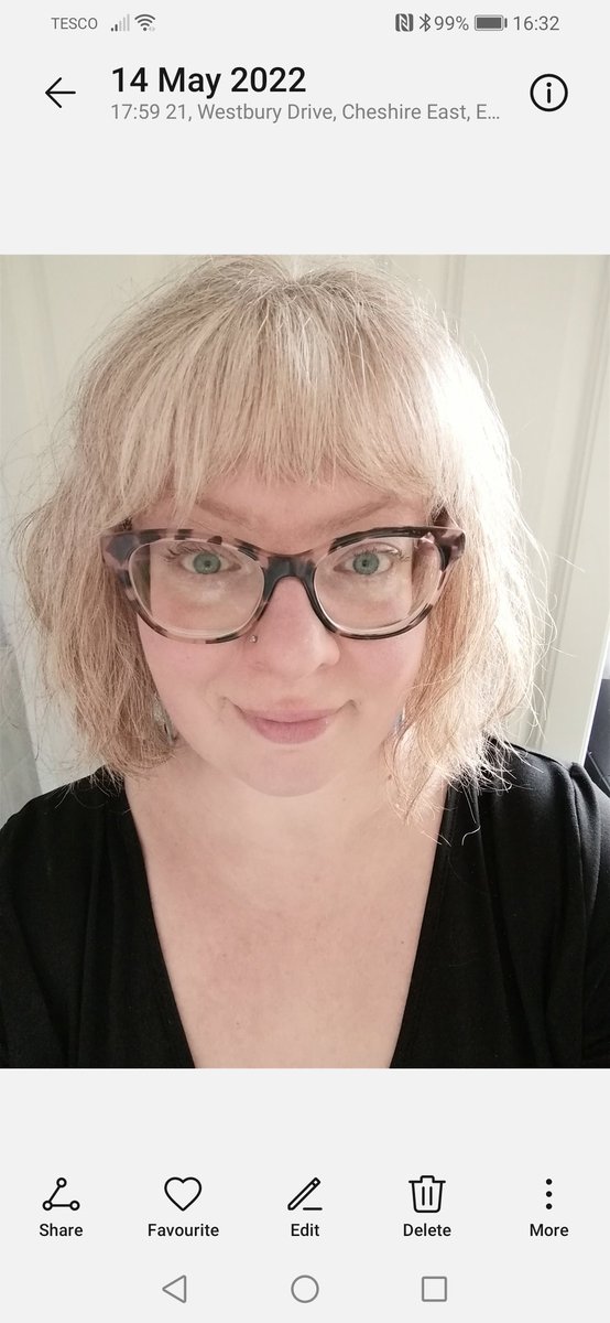 Unpreparedadult's tweet photo. Hey @SofieHagen and @drjuliashaw, really really enjoying #BiPeople ๐ I've always referred to my hair cut as "the bisexual bob", that's a thing right? Or have I been making wild assumptions about some women? ๐คฃ https://t.co/iZNZh3eFLV