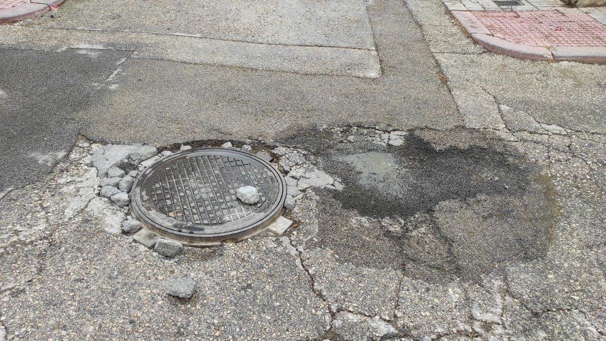 ChemaExposito's tweet photo. Hola @AytoJaen a ver si de pueden pasarse por el cruce de calle Murillo con Hermanos Espejo Tortosa que ya lleva mas de dos meses así y parece que no existe el barrio. ¿Hay que esperar a que algún coche se deje una rueda o una moto tenga un accidente?. #Jaen https://t.co/pMiPAEwSo6