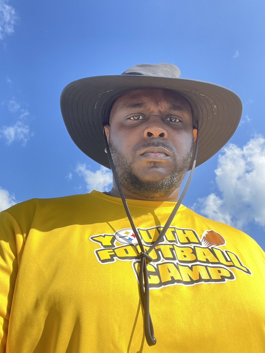 Coach_Rich4's tweet photo. Blessed with great opportunities. This weekend i get to work my 1st Steelers youth camp. Not bad for a kid from Ice Plant. I appreciate the @SteelersYouthFB for the opportunity. #BrickbyBrick we will continue to #beuncommon @SteelersYouthFB bc. #playnfl https://t.co/sdITZDTXbq