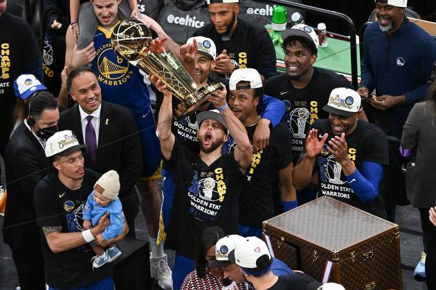 🚨 Warriors campeões🚨

O <a href="/naguiar/">Nuno Aguiar</a> juntou-se ao <a href="/quedas/">Pedro Quedas</a> e ao <a href="/rpsilva/">Rui Silva</a> para fazer o rescaldo do título dos Warriors, os problemas dos Celtics, o futuro das equipas e muito mais.

📻Links 📻
Spotify: spoti.fi/3y2dKSh
Apple: apple.co/3xWAJxZ