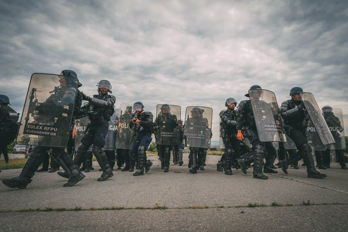 NATO_KFOR's tweet photo. The 🇮🇹 Multinational Specialized Unit (MSU) conducted a joint exercise with 🇪🇺 @EULEXKosovo focused on crowd control. #KFOR, mandated by the 🇺🇳 UN SC Resolution 1244 of 1999, continues to help maintain a safe and secure environment and freedom of movement for all people in Kosovo https://t.co/lHlhVZ2k4n