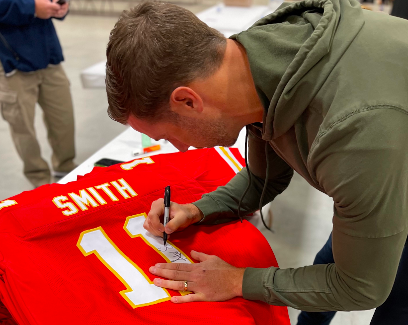 We're going to give an Alex Smith autographed jersey to someone who retweets this tweet and follows us!

We'll pick a winner on Monday 6/20!