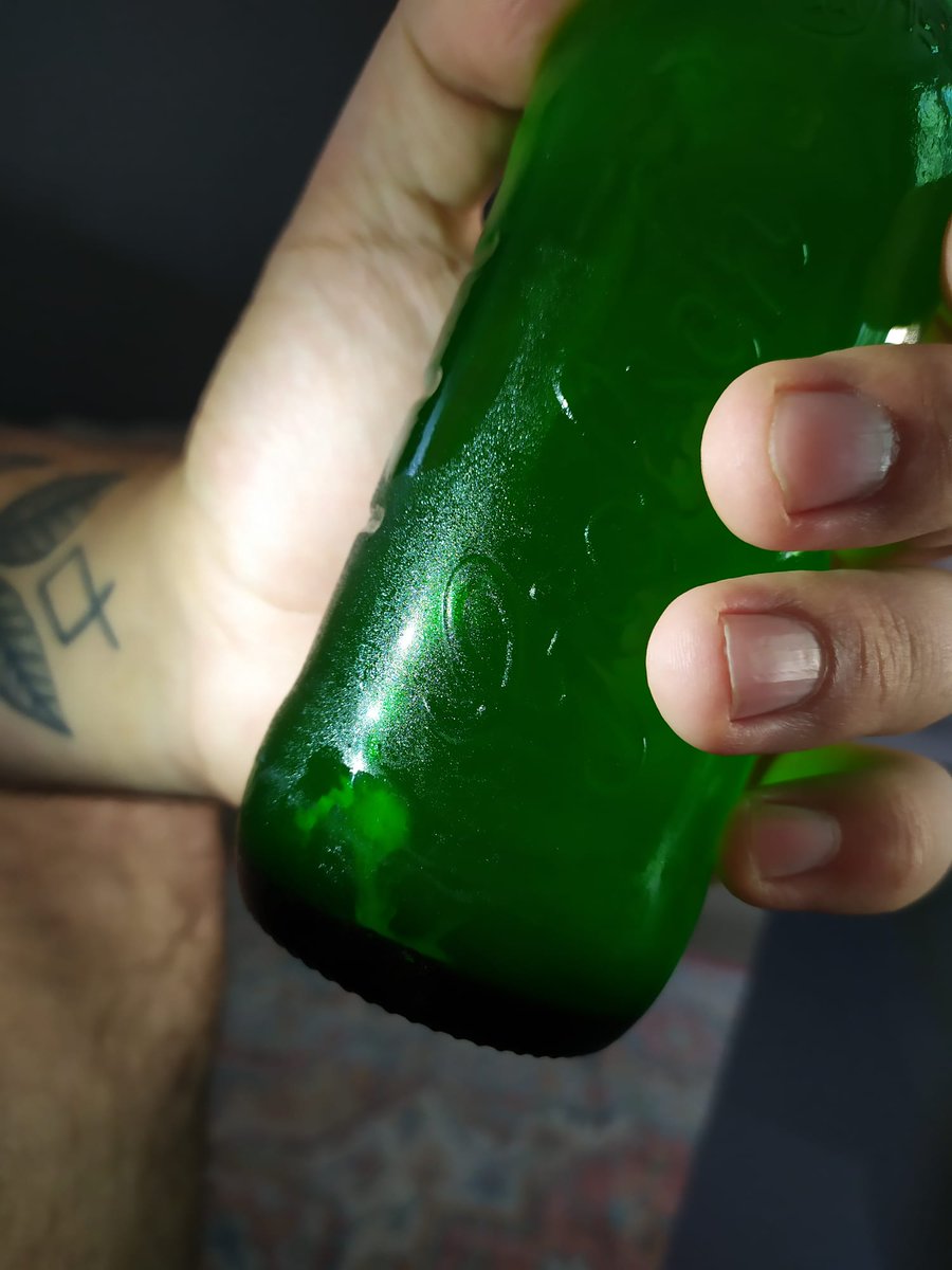 FGeletterd's tweet photo. @Grolsch Beste Grolsch, wij hebben gratis snotjes gekregen in de flessen. Bier is volgens de fles nog goed tot 2023. Bedankt voor het cadeautje.

Op aanvraag kan ik jullie ook een filmpje sturen, beweegt lekker mee als je schudt. https://t.co/dIIycDubK5