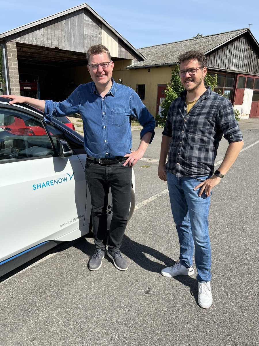 MortenJakobsen2's tweet photo. Fantastisk at @rasmushelveg, der er bosiddende på Frederiksberg, har solgt sin bil, fordi den ikke blev brugt, og nu vil køre #delebil. Tak for snakken, Rasmus. Jeg glæder mig til at se dig i en #sharenow #bybil. https://t.co/75EeV94xmp