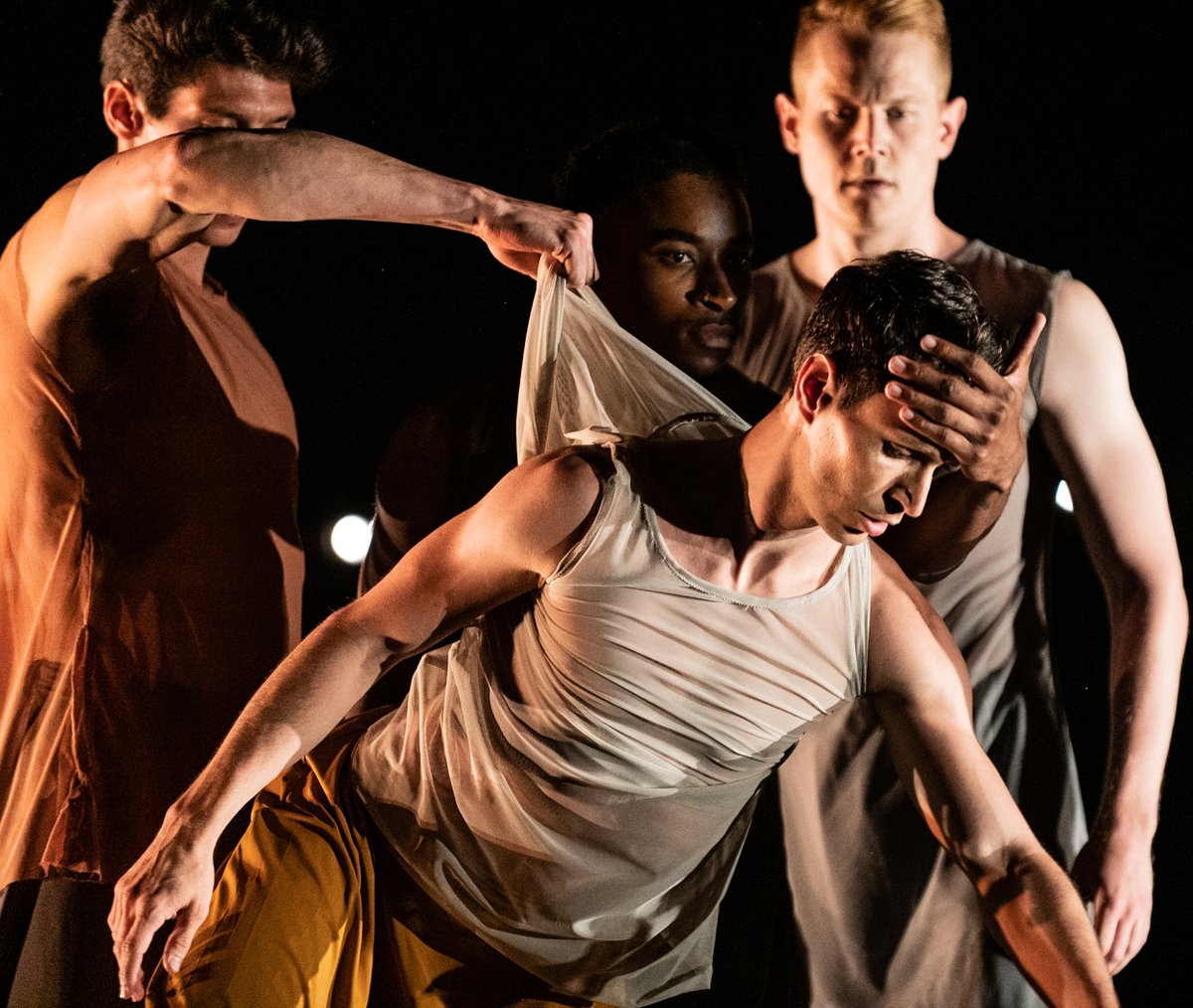 wperrondancemag's tweet photo. Exciting to see the intimacy and inventiveness of A Call for Softer Landings @PeterChuthis for @paultaylordance  @TheJoyceTheater Ph Ron Thiele. https://t.co/40Exuk5tF7