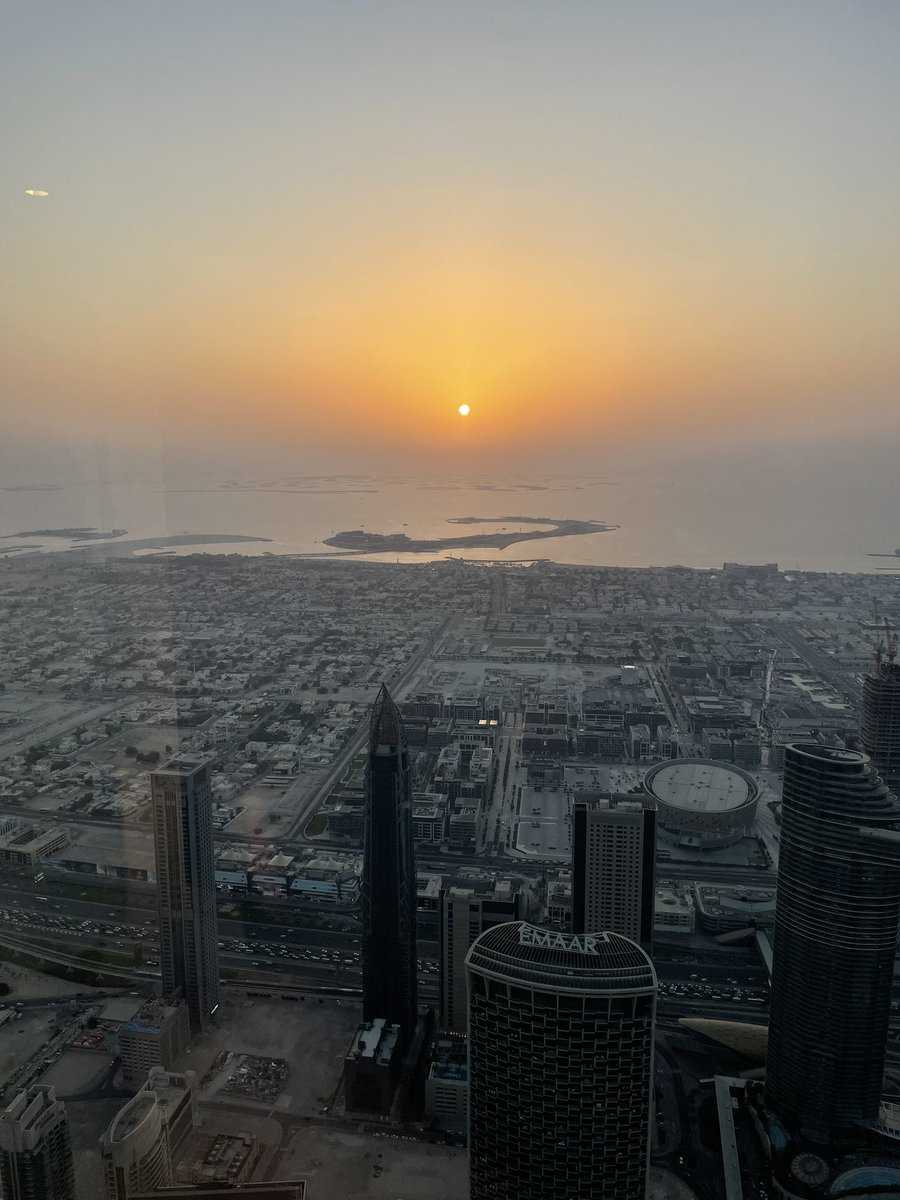 移住の下見に、ドバイに来ております。
ブルジュハリファからの夕陽は圧巻。

ダウンタウンでのスーパーやら飲食店の価格は東京の1.5〜2倍くらいで許容範囲ではあるけど車社会なのが個人的には住みにくいな、、

もっとメトロとか交通手段が柔軟にできて欲しい、、