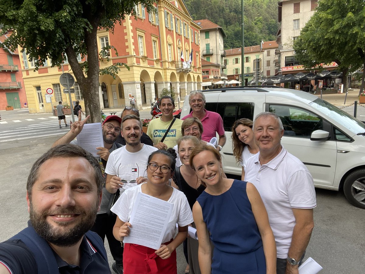 valentinbrune's tweet photo. Dernière ligne droite et toujours sur le terrain avec les amis et militants de @marinebrenier. Ne lâchons rien pour faire gagner notre candidate et députée sortante soutenue par @cestrosi @NicolasSarkozy et @EPhilippe_LH sur la #circo0605 #legislatives2022 https://t.co/fF6KoDiXpw