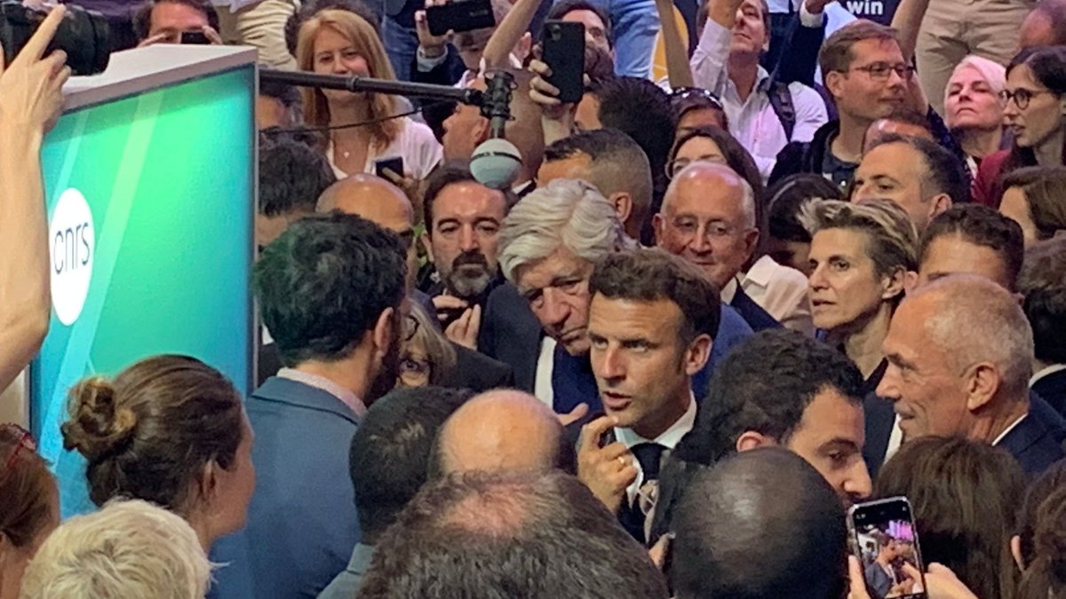 CNRS's tweet photo. A la sortie de Stage One, @EmmanuelMacron, Président de la république et @sretailleau, Ministre de l'Enseignement supérieur et de la Recherche font une halte sur l'espace du @CNRS à #Vivatech et échangent avec #Carboneo et #RosiSolar ♻️
#CNRSinnovation 💡 https://t.co/CtUIWPTKHx