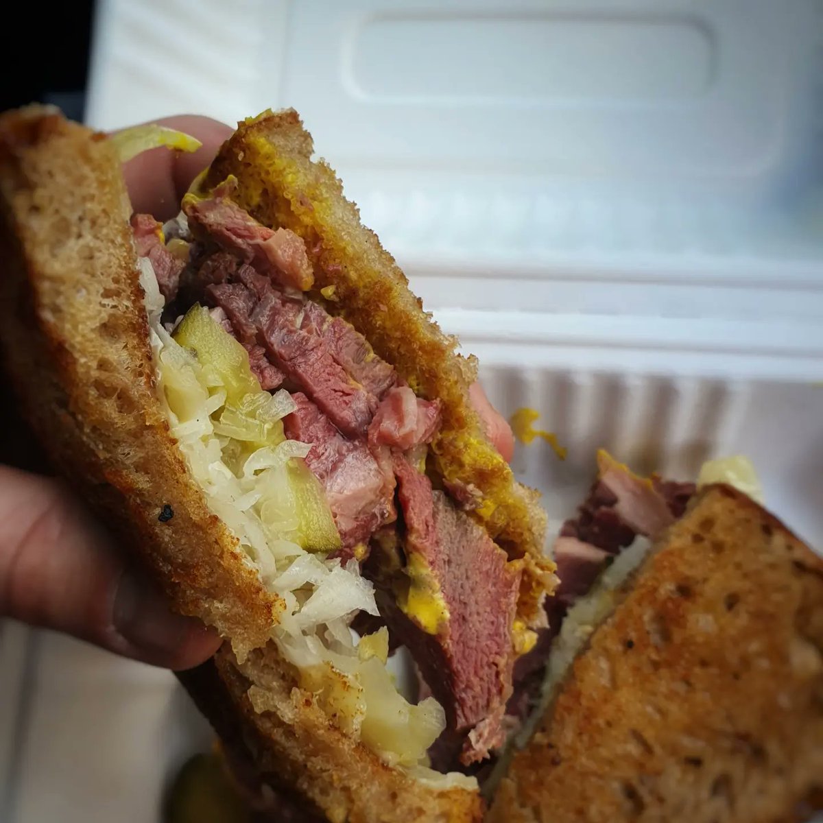 Sun is shining and a busy lunch time <a href="/FinzelsReachMkt/">Finzels Reach Market</a>. The fantastic <a href="/SpenglersDeli/">Spengler's Deli</a> never disappoint with salt beef, mustard and pickles. Made extra awesome bumping into the beautiful <a href="/SophieB_Events/">Sophie Bowden Events</a> and having a nice little natter! #suportlocal #markets #fridaymorningoff