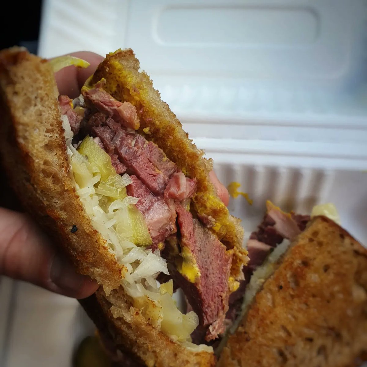 Sun is shining and a busy lunch time @FinzelsReachMkt. The fantastic @SpenglersDeli never disappoint with salt beef, mustard and pickles. Made extra awesome bumping into the beautiful @SophieB_Events and having a nice little natter! #suportlocal #markets #fridaymorningoff