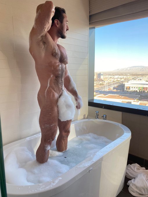 Rub-a-dub-dub, a man in the tub! https://t.co/fLy8Nle39X