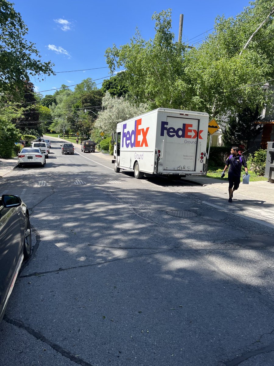 JsFrPe's tweet image. You can do better ⁦@FedExCanada⁩ and ⁦@UPS_Canada⁩. FedEx driver “see the size of the truck, where am I supposed to park?”.  ⁦Trucks too big for an urban environment ⁦@FedExCanada⁩?  For my part, I pointed all the legal parking spots right across the street.