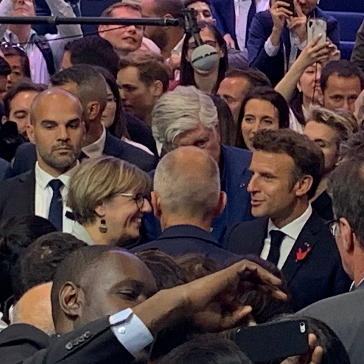 CNRS's tweet photo. A la sortie de Stage One, @EmmanuelMacron, Président de la république et @sretailleau, Ministre de l'Enseignement supérieur et de la Recherche font une halte sur l'espace du @CNRS à #Vivatech et échangent avec #Carboneo et #RosiSolar ♻️
#CNRSinnovation 💡 https://t.co/CtUIWPTKHx