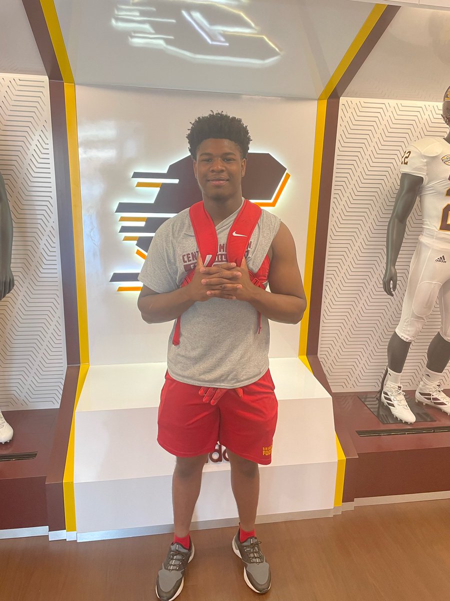 ZayMartin3's tweet photo. Blessed to receive my first D1 Offer from @CMU_Football !!🙏🏾 Fire up chips🔥🔥Major thanks to @CoachScott95 https://t.co/G62kDoz5Dm