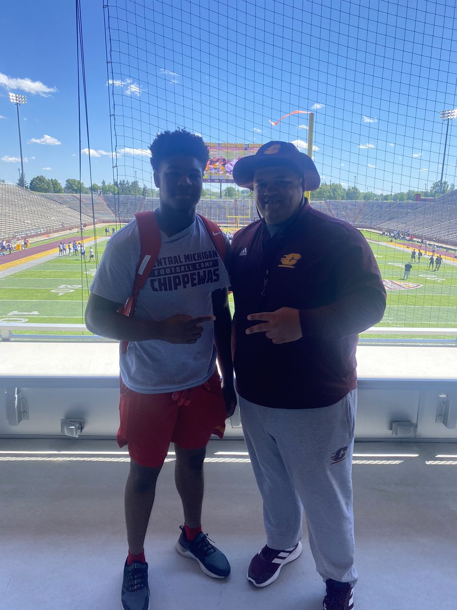 ZayMartin3's tweet photo. Blessed to receive my first D1 Offer from @CMU_Football !!🙏🏾 Fire up chips🔥🔥Major thanks to @CoachScott95 https://t.co/G62kDoz5Dm