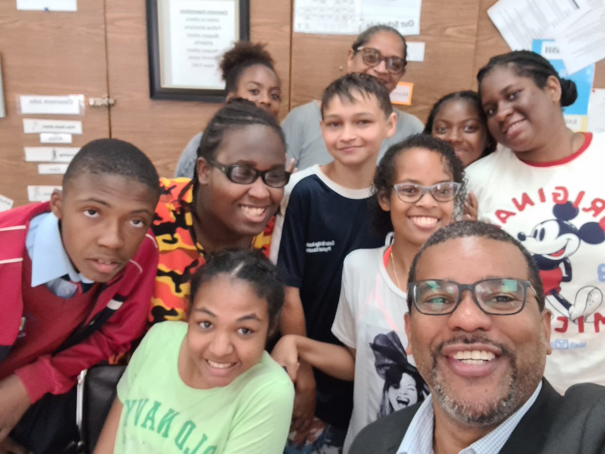 Diallo_Rabain's tweet image. While visiting @CedarBridgePri1 and the SLP teams I walked by the Functional Skills class and the students recognised me and invited me in. Spent some time talking with them. Ms Showers, Tia Kipps and Bunny Wilson keep up the good work! @BdaGovernment @learning1stbda @moedbda