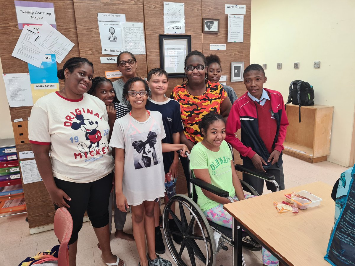 Diallo_Rabain's tweet image. While visiting @CedarBridgePri1 and the SLP teams I walked by the Functional Skills class and the students recognised me and invited me in. Spent some time talking with them. Ms Showers, Tia Kipps and Bunny Wilson keep up the good work! @BdaGovernment @learning1stbda @moedbda