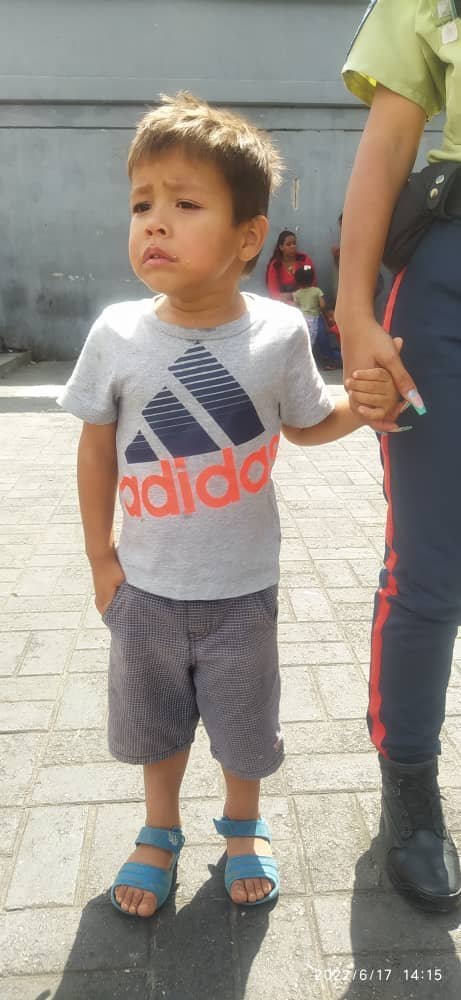 Niño de aproximadamente 3 años dice llamarse Ángel Delgado, sus padres se extraviaron en la Hoyada lo tiene la Policía de Caracas