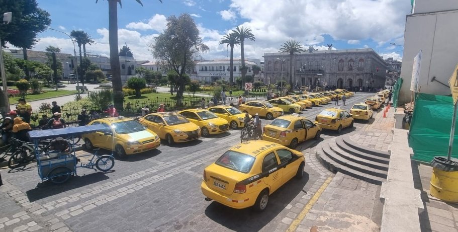 DEFENSORIAEC's tweet photo. #DPEenTerritorio | La delegación provincial de #Cotopaxi se encuentra presente en el parque Vicente León de #Latacunga donde se registra una movilización de transporte pesado y de taxis. La DPE verifica que esta manifestación se desarrolla de forma pacífica y sin novedades. https://t.co/8sQefFoEoF