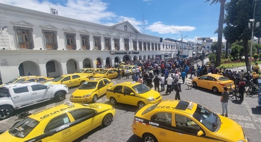 DEFENSORIAEC's tweet photo. #DPEenTerritorio | La delegación provincial de #Cotopaxi se encuentra presente en el parque Vicente León de #Latacunga donde se registra una movilización de transporte pesado y de taxis. La DPE verifica que esta manifestación se desarrolla de forma pacífica y sin novedades. https://t.co/8sQefFoEoF